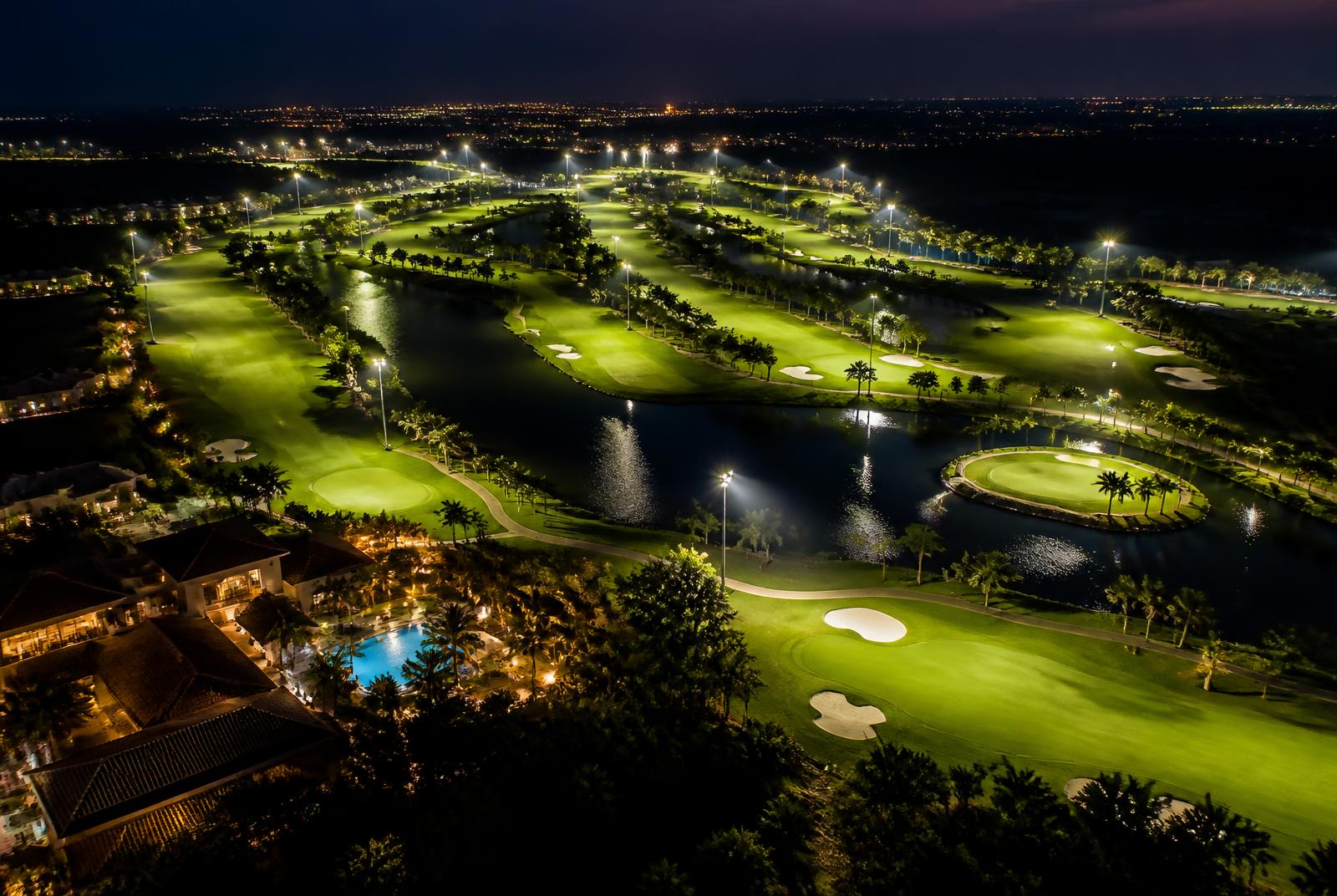 Vista aérea nocturna del campo iluminado de Provincia Club de Golf