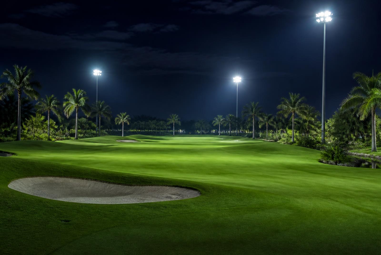 Fairway iluminado por torres de luz en Provincia Club de Golf